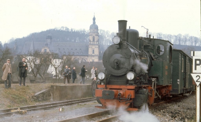 Schöntal
La ligne à voie de 75 Möckmüll - Dorzbach état exploitée par la SWEG pour les marchandises et les transports scolaires. La DGEG y faisait circuler des trains touristiques dans les années 70-80. Un groupe travaille actuellement à la remise en service touristique de la ligne.
Photos prises en 1975 à l'occasion d-un voyage FACS.
75 cm gauge line Möckmüll - Dorzbach. 
In 1975, it was used for freight, scolars and tourist steam trains. It is likely to be reopened as a tourist line.
