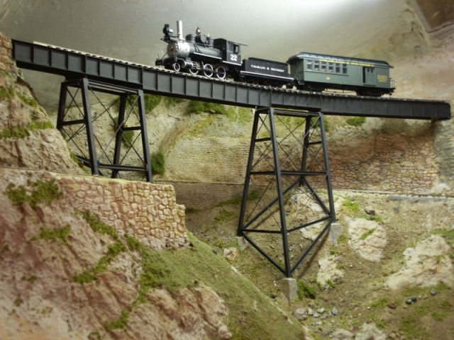 Lost Engine Canyon - 2002
Noter le mur moulÃ© en plÃ¢tre (culÃ©e d'un trestle Ã  construire) Ã  partir d'un modÃ¨le en pÃ¢te Ã  modeler et d'un moule en Ã©lastomÃ¨re.
See the wall molded in plaster. It was made from a modelling clay master and a rubber mould. It is the base of a wood trestle (to be built).
