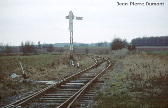 Biffurcation de Francilly-Dallon - 1977 
A gauche, ligne de Ham, à droite, ligne de Velu (dernier tronçon fermé en 1972)
On the left, line to Ham, on the right, line to Velu (last section closed in 1972)
