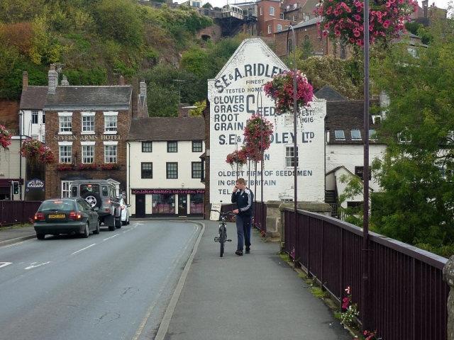 Bridgnorth (Severn) - 2011  -  Photo Marc Ellenberger
Oui, il y a un funiculaire sur cette photo! Cherchez le!
Yes, There is a cable car in this picture! Look after it!
