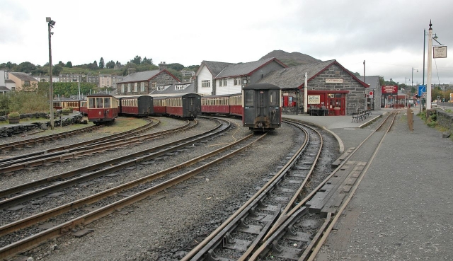 Porthmadog 2011 - Manoeuvre d'un train du WHR -Switching of a WHR train
