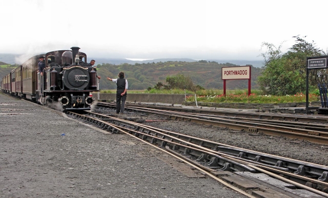 Porthmadog 2011 - Manoeuvre d'un train du WHR -Switching of a WHR train
