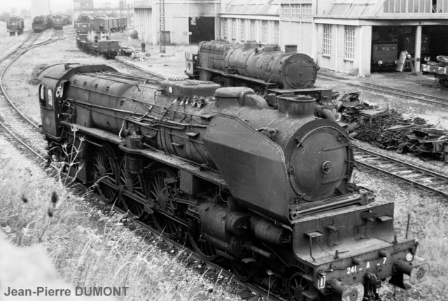 Chaumont 07-1966
La 241A7 en juillet 1966 - la seule avec une double cheminée.
241A7 Jul 1966 - The only one vith a double exhaust
