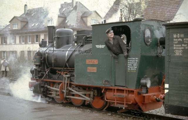 Widdern
La ligne à voie de 75 Möckmüll - Dorzbach état exploitée par la SWEG pour les marchandises et les transports scolaires. La DGEG y faisait circuler des trains touristiques dans les années 70-80. Un groupe travaille actuellement à la remise en service touristique de la ligne.
Photos prises en 1975 à l'occasion d-un voyage FACS.
75 cm gauge line Möckmüll - Dorzbach. 
In 1975, it was used for freight, scolars and tourist steam trains. It is likely to be reopened as a tourist line.
