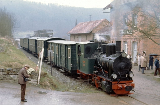 Widdern
La ligne Ã  voie de 75 MÃ¶ckmÃ¼ll - Dorzbach Ã©tat exploitÃ©e par la SWEG pour les marchandises et les transports scolaires. La DGEG y faisait circuler des trains touristiques dans les annÃ©es 70-80. Un groupe travaille actuellement Ã  la remise en service touristique de la ligne.
Photos prises en 1975 Ã  l'occasion d-un voyage FACS.
75 cm gauge line MÃ¶ckmÃ¼ll - Dorzbach. 
In 1975, it was used for freight, scolars and tourist steam trains. It is likely to be reopened as a tourist line.
