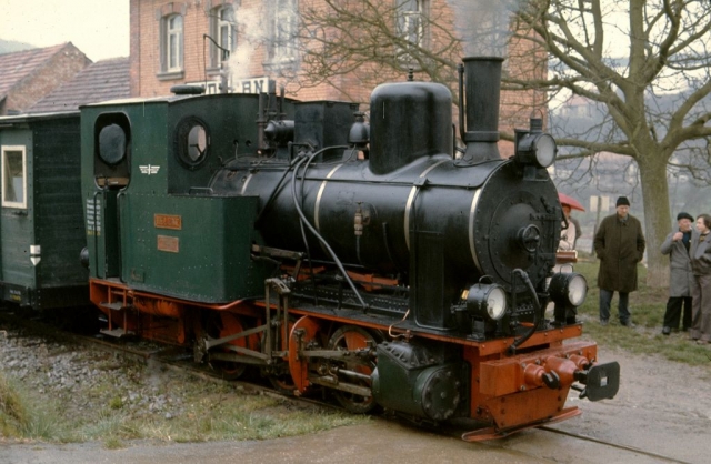 Widdern
La ligne à voie de 75 Möckmüll - Dorzbach état exploitée par la SWEG pour les marchandises et les transports scolaires. La DGEG y faisait circuler des trains touristiques dans les années 70-80. Un groupe travaille actuellement à la remise en service touristique de la ligne.
Photos prises en 1975 à l'occasion d-un voyage FACS.
75 cm gauge line Möckmüll - Dorzbach. 
In 1975, it was used for freight, scolars and tourist steam trains. It is likely to be reopened as a tourist line.
