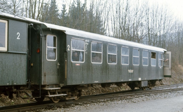 Widdern
La ligne Ã  voie de 75 MÃ¶ckmÃ¼ll - Dorzbach Ã©tat exploitÃ©e par la SWEG pour les marchandises et les transports scolaires. La DGEG y faisait circuler des trains touristiques dans les annÃ©es 70-80. Un groupe travaille actuellement Ã  la remise en service touristique de la ligne.
Photos prises en 1975 Ã  l'occasion d-un voyage FACS.
75 cm gauge line MÃ¶ckmÃ¼ll - Dorzbach. 
In 1975, it was used for freight, scolars and tourist steam trains. It is likely to be reopened as a tourist line.
