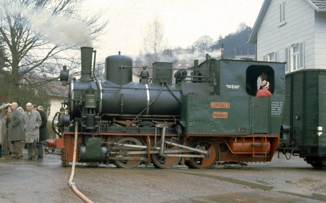 Jagsthausen
La ligne à voie de 75 Möckmüll - Dorzbach état exploitée par la SWEG pour les marchandises et les transports scolaires. La DGEG y faisait circuler des trains touristiques dans les années 70-80. Un groupe travaille actuellement à la remise en service touristique de la ligne.
Photos prises en 1975 à l'occasion d-un voyage FACS.
75 cm gauge line Möckmüll - Dorzbach. 
In 1975, it was used for freight, scolars and tourist steam trains. It is likely to be reopened as a tourist line.
