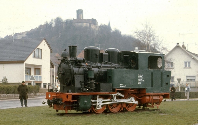 Krautheim
La ligne Ã  voie de 75 MÃ¶ckmÃ¼ll - Dorzbach Ã©tat exploitÃ©e par la SWEG pour les marchandises et les transports scolaires. La DGEG y faisait circuler des trains touristiques dans les annÃ©es 70-80. Un groupe travaille actuellement Ã  la remise en service touristique de la ligne.
Photos prises en 1975 Ã  l'occasion d-un voyage FACS.
75 cm gauge line MÃ¶ckmÃ¼ll - Dorzbach. 
In 1975, it was used for freight, scolars and tourist steam trains. It is likely to be reopened as a tourist line.
