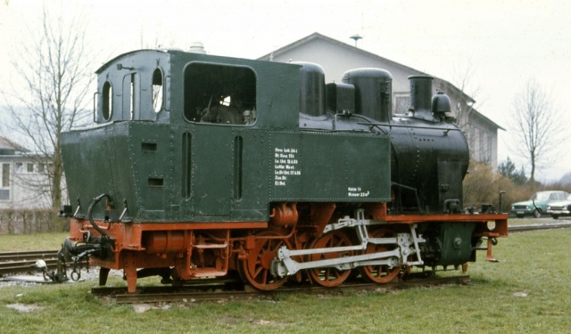 Krautheim
La ligne à voie de 75 Möckmüll - Dorzbach état exploitée par la SWEG pour les marchandises et les transports scolaires. La DGEG y faisait circuler des trains touristiques dans les années 70-80. Un groupe travaille actuellement à la remise en service touristique de la ligne.
Photos prises en 1975 à l'occasion d-un voyage FACS.
75 cm gauge line Möckmüll - Dorzbach. 
In 1975, it was used for freight, scolars and tourist steam trains. It is likely to be reopened as a tourist line.
