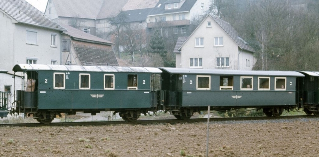 Westernhausen
La ligne à voie de 75 Möckmüll - Dorzbach état exploitée par la SWEG pour les marchandises et les transports scolaires. La DGEG y faisait circuler des trains touristiques dans les années 70-80. Un groupe travaille actuellement à la remise en service touristique de la ligne.
Photos prises en 1975 à l'occasion d-un voyage FACS.
75 cm gauge line Möckmüll - Dorzbach. 
In 1975, it was used for freight, scolars and tourist steam trains. It is likely to be reopened as a tourist line.
