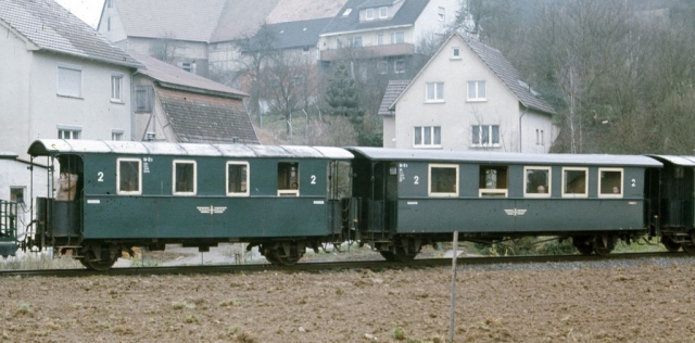 Westernhausen
La ligne Ã  voie de 75 MÃ¶ckmÃ¼ll - Dorzbach Ã©tat exploitÃ©e par la SWEG pour les marchandises et les transports scolaires. La DGEG y faisait circuler des trains touristiques dans les annÃ©es 70-80. Un groupe travaille actuellement Ã  la remise en service touristique de la ligne.
Photos prises en 1975 Ã  l'occasion d-un voyage FACS.
75 cm gauge line MÃ¶ckmÃ¼ll - Dorzbach. 
In 1975, it was used for freight, scolars and tourist steam trains. It is likely to be reopened as a tourist line.
