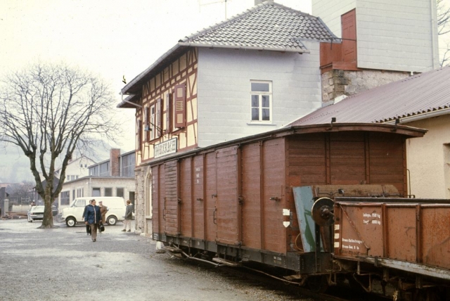 Dorzbach
La ligne à voie de 75 Möckmüll - Dorzbach état exploitée par la SWEG pour les marchandises et les transports scolaires. La DGEG y faisait circuler des trains touristiques dans les années 70-80. Un groupe travaille actuellement à la remise en service touristique de la ligne.
Photos prises en 1975 à l'occasion d-un voyage FACS.
75 cm gauge line Möckmüll - Dorzbach. 
In 1975, it was used for freight, scolars and tourist steam trains. It is likely to be reopened as a tourist line.
