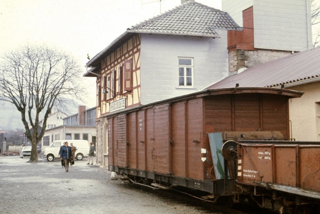 Dorzbach
La ligne Ã  voie de 75 MÃ¶ckmÃ¼ll - Dorzbach Ã©tat exploitÃ©e par la SWEG pour les marchandises et les transports scolaires. La DGEG y faisait circuler des trains touristiques dans les annÃ©es 70-80. Un groupe travaille actuellement Ã  la remise en service touristique de la ligne.
Photos prises en 1975 Ã  l'occasion d-un voyage FACS.
75 cm gauge line MÃ¶ckmÃ¼ll - Dorzbach. 
In 1975, it was used for freight, scolars and tourist steam trains. It is likely to be reopened as a tourist line.
