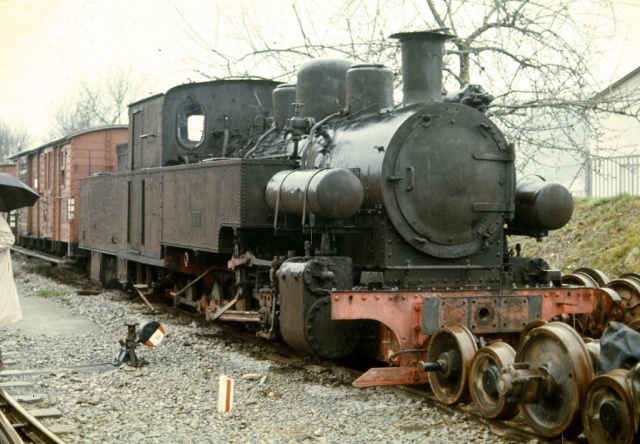 Dorzbach
La ligne à voie de 75 Möckmüll - Dorzbach état exploitée par la SWEG pour les marchandises et les transports scolaires. La DGEG y faisait circuler des trains touristiques dans les années 70-80. Un groupe travaille actuellement à la remise en service touristique de la ligne.
Photos prises en 1975 à l'occasion d-un voyage FACS.
75 cm gauge line Möckmüll - Dorzbach. 
In 1975, it was used for freight, scolars and tourist steam trains. It is likely to be reopened as a tourist line.
