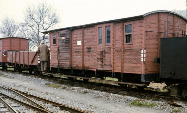 Dorzbach
La ligne à voie de 75 Möckmüll - Dorzbach état exploitée par la SWEG pour les marchandises et les transports scolaires. La DGEG y faisait circuler des trains touristiques dans les années 70-80. Un groupe travaille actuellement à la remise en service touristique de la ligne.
Photos prises en 1975 à l'occasion d-un voyage FACS.
75 cm gauge line Möckmüll - Dorzbach. 
In 1975, it was used for freight, scolars and tourist steam trains. It is likely to be reopened as a tourist line.
