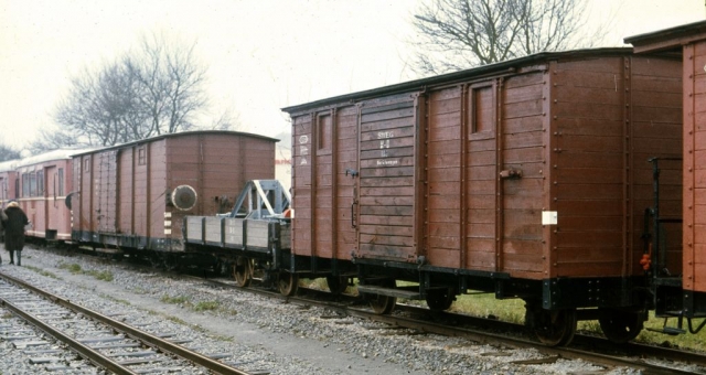 Dorzbach
La ligne à voie de 75 Möckmüll - Dorzbach état exploitée par la SWEG pour les marchandises et les transports scolaires. La DGEG y faisait circuler des trains touristiques dans les années 70-80. Un groupe travaille actuellement à la remise en service touristique de la ligne.
Photos prises en 1975 à l'occasion d-un voyage FACS.
75 cm gauge line Möckmüll - Dorzbach. 
In 1975, it was used for freight, scolars and tourist steam trains. It is likely to be reopened as a tourist line.
