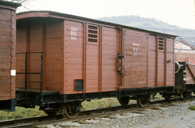 Dorzbach
La ligne à voie de 75 Möckmüll - Dorzbach état exploitée par la SWEG pour les marchandises et les transports scolaires. La DGEG y faisait circuler des trains touristiques dans les années 70-80. Un groupe travaille actuellement à la remise en service touristique de la ligne.
Photos prises en 1975 à l'occasion d-un voyage FACS.
75 cm gauge line Möckmüll - Dorzbach. 
In 1975, it was used for freight, scolars and tourist steam trains. It is likely to be reopened as a tourist line.
