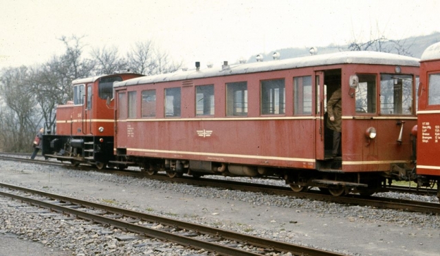 Dorzbach
La ligne à voie de 75 Möckmüll - Dorzbach état exploitée par la SWEG pour les marchandises et les transports scolaires. La DGEG y faisait circuler des trains touristiques dans les années 70-80. Un groupe travaille actuellement à la remise en service touristique de la ligne.
Photos prises en 1975 à l'occasion d-un voyage FACS.
75 cm gauge line Möckmüll - Dorzbach. 
In 1975, it was used for freight, scolars and tourist steam trains. It is likely to be reopened as a tourist line.
