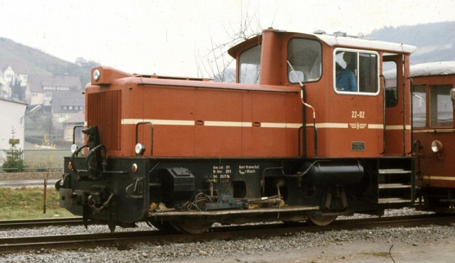 Dorzbach
La ligne à voie de 75 Möckmüll - Dorzbach état exploitée par la SWEG pour les marchandises et les transports scolaires. La DGEG y faisait circuler des trains touristiques dans les années 70-80. Un groupe travaille actuellement à la remise en service touristique de la ligne.
Photos prises en 1975 à l'occasion d-un voyage FACS.
75 cm gauge line Möckmüll - Dorzbach. 
In 1975, it was used for freight, scolars and tourist steam trains. It is likely to be reopened as a tourist line.
