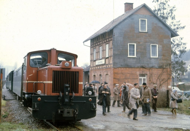 SchÃ¶ntal
La ligne Ã  voie de 75 MÃ¶ckmÃ¼ll - Dorzbach Ã©tat exploitÃ©e par la SWEG pour les marchandises et les transports scolaires. La DGEG y faisait circuler des trains touristiques dans les annÃ©es 70-80. Un groupe travaille actuellement Ã  la remise en service touristique de la ligne.
Photos prises en 1975 Ã  l'occasion d-un voyage FACS.
75 cm gauge line MÃ¶ckmÃ¼ll - Dorzbach. 
In 1975, it was used for freight, scolars and tourist steam trains. It is likely to be reopened as a tourist line.

