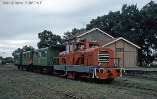Mimizan - Bourg
La BB VFL est en tÃªte du train spÃ©cial FACS, composÃ© de voitures ex-Palavas du CF Touristique des Landes de Gascogne, en direction de Labouheyre et Sabres.
