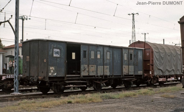 Labouheyre
Fourgon VFL en queue d'un train marchandises en atte,nte.
