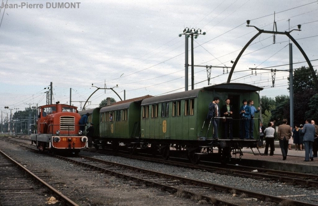 Labouheyre
La BB VFL se place en queue du train  FACS pour le pousser sur la ligne principale, puis la lui faire traverser et l'engager sur la ligne de Sabres.
