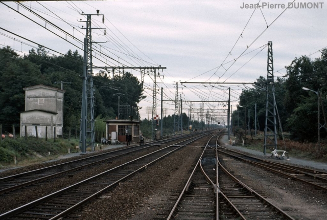 Labouheyre
Le train s'engage à contrevoie sur la ligne principale
