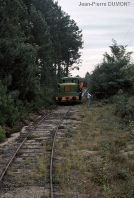 Labouheyre 
Le locotracteur du CF touristique de Landes de Gascogne attend le train FACS pour le conduire à Marquèze.
