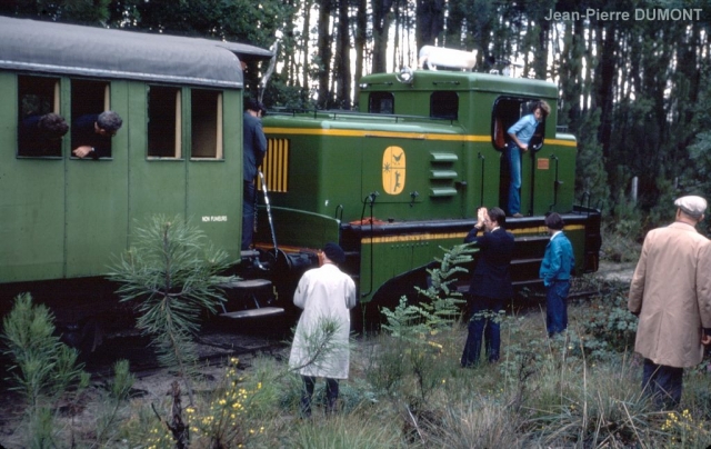 Labouheyre
Le locotracteur du CF touristique des Landes de Gascogne se met en tÃªte du train spÃ©cial FACS.
