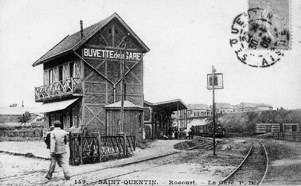 St-Quentin, gare de Rocourt
La ligne à voie métrique du Cambrésis est à droite, la ligne à voie normale de Velu à gauche.
