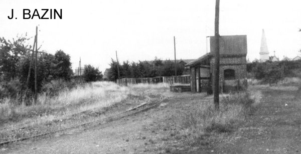 Gare de St-Quentin-Cambrésis (rue du Cateau)
On voit le cimetière (et l'ossuaire de la guerre de 1870) en arrière-plan.
